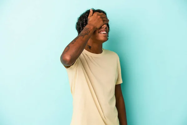 Jovem Afro Americano Isolado Fundo Azul Alegremente Mantendo Mãos Cabeça — Fotografia de Stock