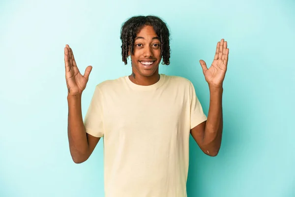 Ung Afrikansk Amerikansk Man Isolerad Blå Bakgrund Får Trevlig Överraskning — Stockfoto