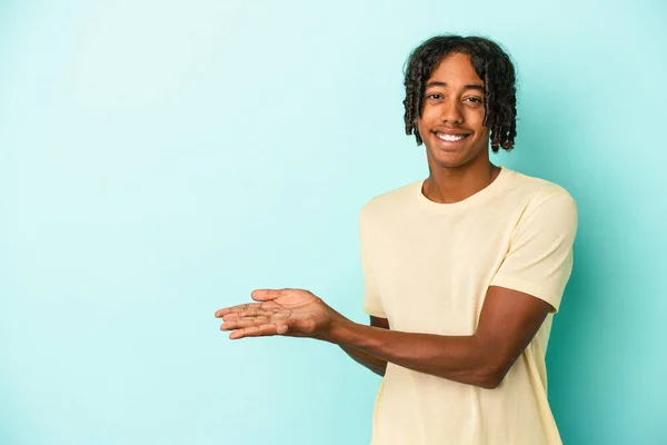 Young African American Man Isolated Blue Background Holding Copy Space — Stock Photo, Image