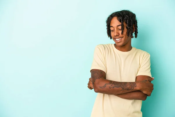Junger Afrikanisch Amerikanischer Mann Isoliert Auf Blauem Hintergrund Lächelt Selbstbewusst — Stockfoto