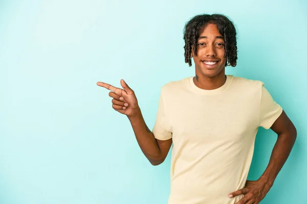 Young African American Man Isolated Blue Background Smiling Cheerfully Pointing — Stock Photo, Image
