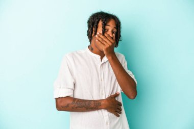 Genç Afrikalı Amerikalı adam mavi arka planda izole edilmiş korkmuş ve korkmuş..