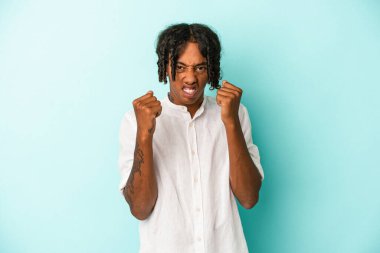 Genç Afrikalı Amerikalı adam mavi arka planda izole edilmiş gergin elleriyle çığlık atıyor..