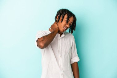 Genç Afrikalı Amerikalı bir adam mavi arka planda izole edilmiş. Oturaklı yaşam tarzından dolayı boyun ağrısı çekiyor..