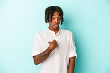 Genç Afro-Amerikan adam mavi arka planda izole edildi..