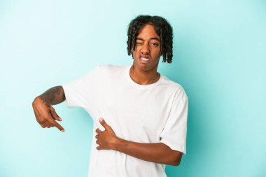 Genç Afrikalı Amerikalı bir adam mavi arka planda karaciğer ağrısı ve mide ağrısı çekiyor..