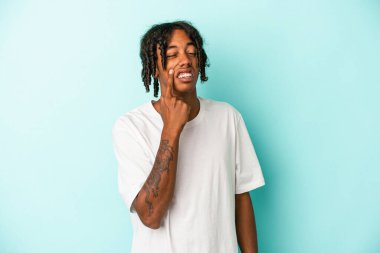 Genç Afrikalı Amerikalı bir adam mavi arka planda izole edilmiş ağlıyordu, bir şeyden mutsuzdu, acı ve kafa karışıklığı konsepti vardı..