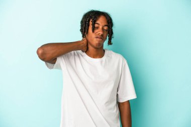 Genç Afrikalı Amerikalı adam mavi arka planda izole edilmiş dirsek masajı yapıyor, kötü bir hareketin ardından acı çekiyor..