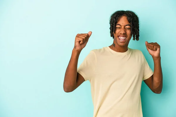 Young African American Man Isolated Blue Background Raising Fist Victory — Stock Photo, Image