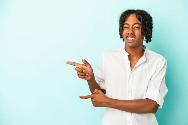 Joven Afroamericano Aislado Sobre Fondo Azul Señalando Con Los Dedos —  Fotos de Stock