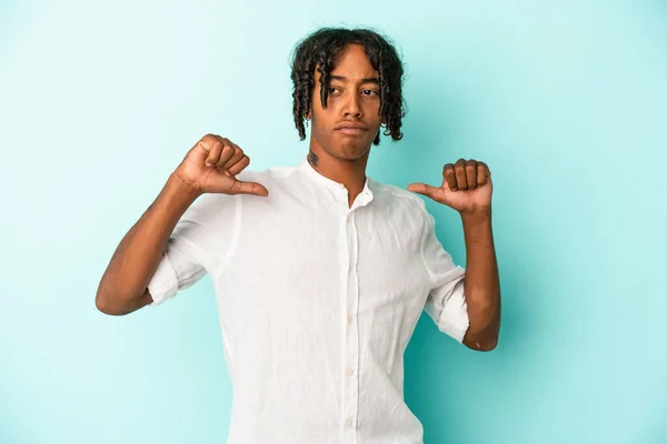 Mavi Arka Planda Izole Edilmiş Genç Bir Afrikalı Amerikalı Gururlu — Stok fotoğraf