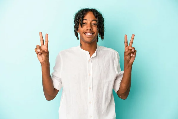 Joven Afroamericano Aislado Sobre Fondo Azul Mostrando Signo Victoria Sonriendo —  Fotos de Stock