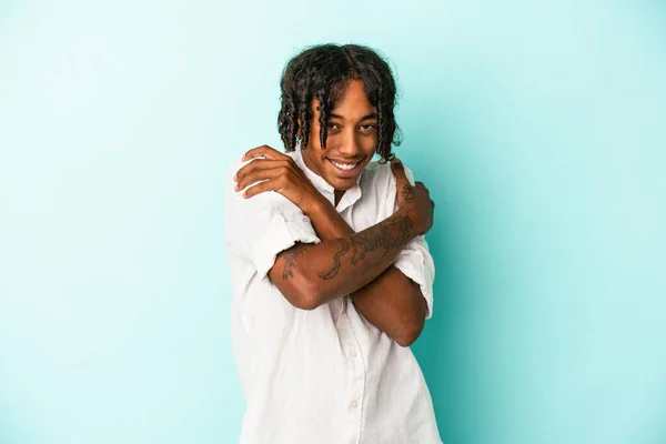 Ung Afrikansk Amerikansk Man Isolerad Blå Bakgrund Kramar Leende Bekymmerslös — Stockfoto