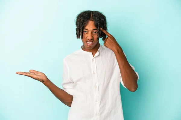 Giovane Uomo Afroamericano Isolato Sfondo Blu Mostrando Gesto Delusione Con — Foto Stock