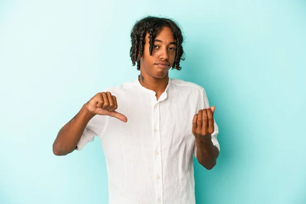 Junge Afrikanisch Amerikanische Mann Isoliert Auf Blauem Hintergrund Zeigt Dass — Stockfoto