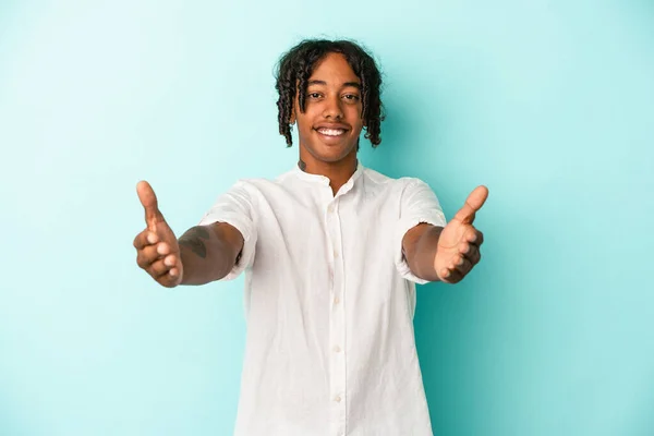 Giovane Uomo Afroamericano Isolato Sfondo Blu Mostrando Espressione Gradita — Foto Stock