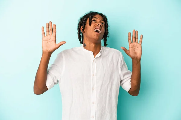 Young African American Man Isolated Blue Background Screaming Sky Looking — Stock Photo, Image
