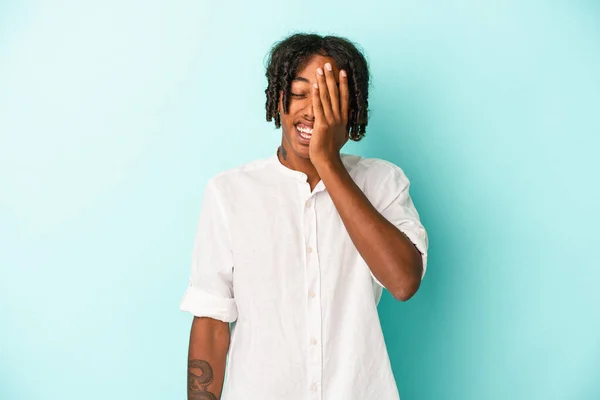 Ung Afrikansk Amerikansk Man Isolerad Blå Bakgrund Har Kul Att — Stockfoto