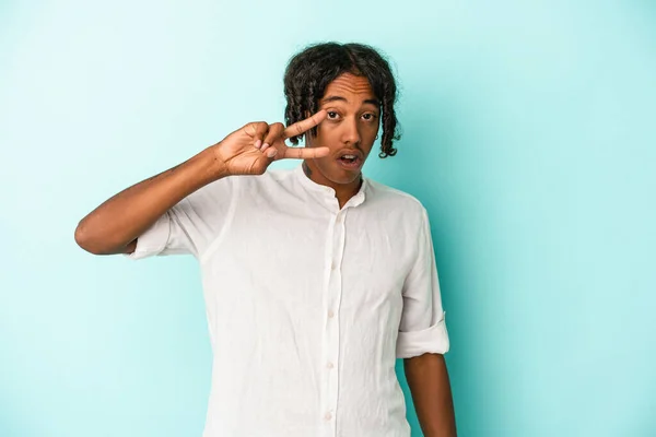 Joven Afroamericano Aislado Sobre Fondo Azul Bailando Divirtiéndose — Foto de Stock