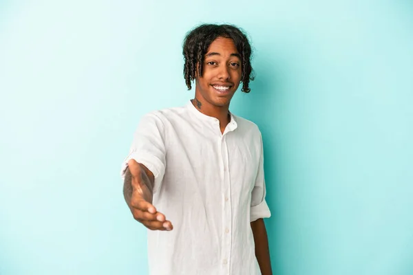 Fiatal Afro Amerikai Férfi Elszigetelt Kék Háttér Nyújtva Kéz Kamera — Stock Fotó
