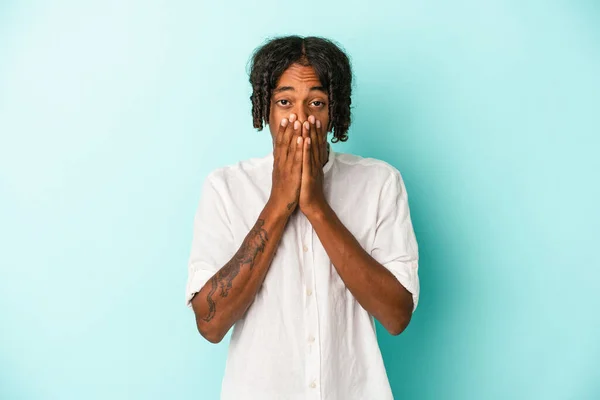 Jovem Afro Americano Isolado Fundo Azul Chocado Cobrindo Boca Com — Fotografia de Stock