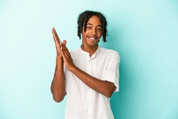 青の背景に孤立した若いアフリカ系アメリカ人の男は エネルギッシュで快適な感じ 手をこすり自信 — ストック写真