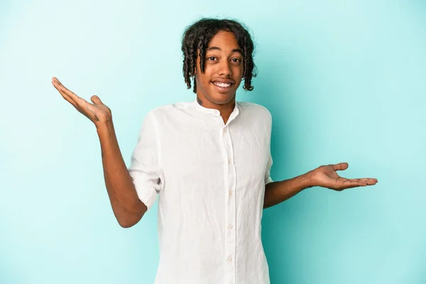 Young African American Man Isolated Blue Background Confused Doubtful Shrugging — Stock Photo, Image
