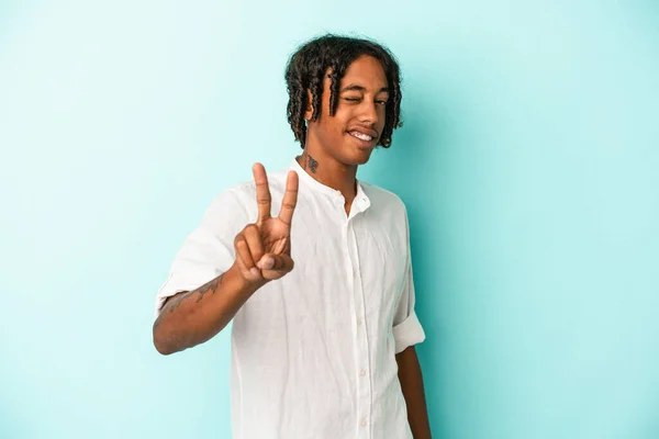 Junger Afrikanisch Amerikanischer Mann Isoliert Auf Blauem Hintergrund Zeigt Nummer — Stockfoto