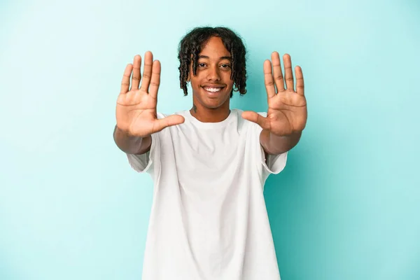 Jonge Afro Amerikaanse Man Geïsoleerd Blauwe Achtergrond Tonen Nummer Tien — Stockfoto