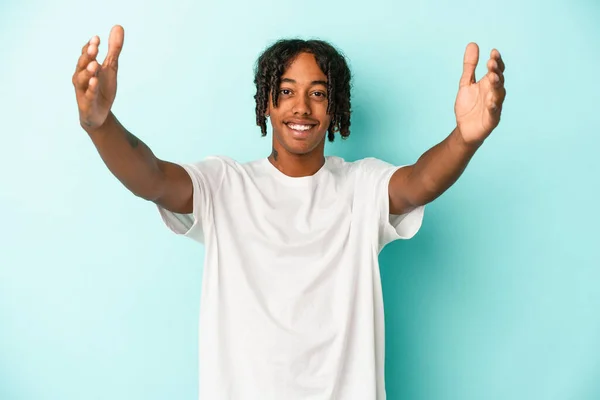 Junge Afrikanisch Amerikanische Mann Isoliert Auf Blauem Hintergrund Feiert Einen — Stockfoto