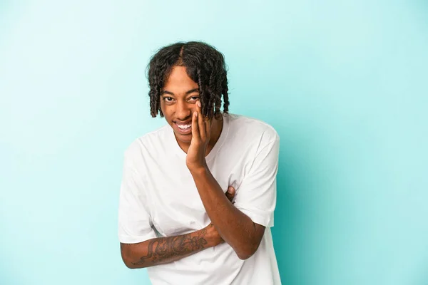 Junger Afrikanisch Amerikanischer Mann Isoliert Auf Blauem Hintergrund Lacht Glücklich — Stockfoto