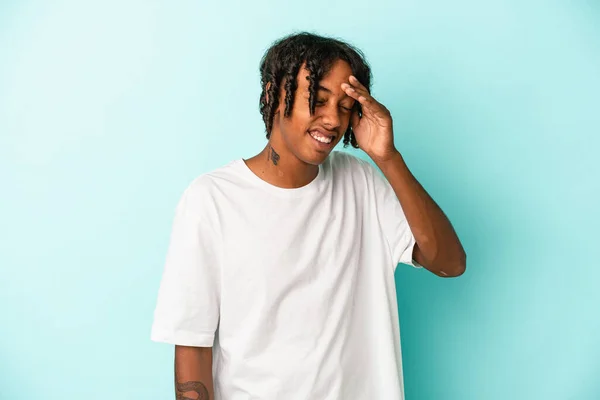 Junger Afrikanisch Amerikanischer Mann Isoliert Auf Blauem Hintergrund Und Lacht — Stockfoto