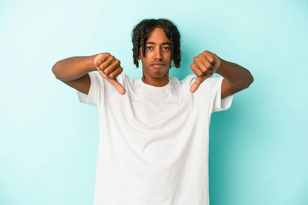 Young African American Man Isolated Blue Background Showing Dislike Gesture — Stock Photo, Image