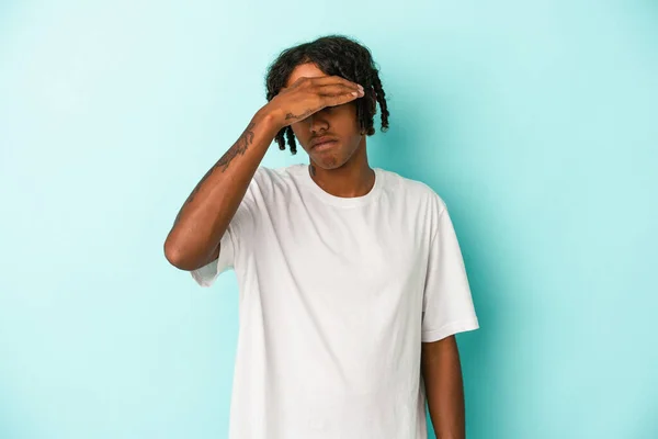 Junger Afrikanisch Amerikanischer Mann Isoliert Auf Blauem Hintergrund Berührt Schläfen — Stockfoto