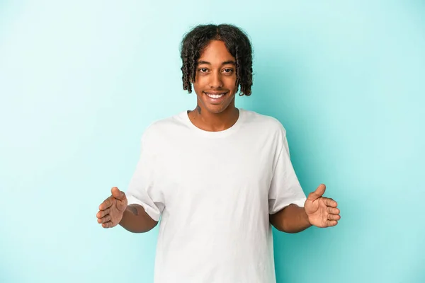 Genç Afro Amerikalı Bir Adam Mavi Arka Planda Iki Eliyle — Stok fotoğraf
