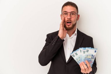 Beyaz arka planda izole edilmiş banknotları elinde tutan genç beyaz bir adam gizli bir fren haberinin olduğunu söylüyor.