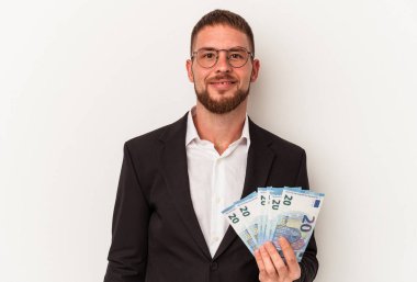 Beyaz arka planda soyutlanmış, mutlu, gülümseyen ve neşeli banknotlar tutan beyaz iş adamı..