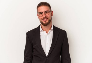 Beyaz arka planda izole edilmiş genç beyaz adam mutlu, güler yüzlü ve neşeli..