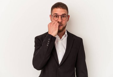 Beyaz arka planda izole edilmiş, tırnak yiyen, gergin ve endişeli genç bir beyaz iş adamı..