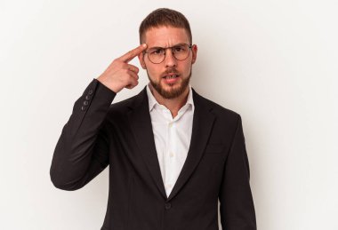 Beyaz arka planda izole genç beyaz adam işaret parmağıyla hayal kırıklığı jesti gösteriyor.