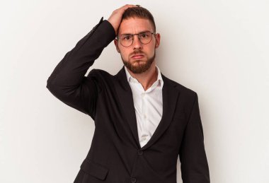 Beyaz arka planda izole genç beyaz iş adamı şok, o önemli bir toplantı hatırladı.