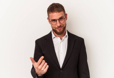 Beyaz arka planda izole olmuş genç beyaz bir adam seni işaret ediyor sanki davet ediyormuş gibi..
