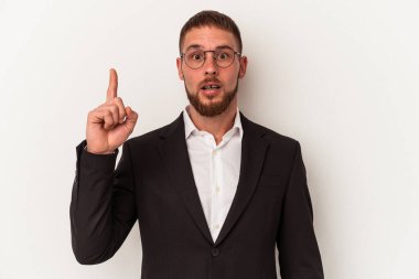 Beyaz arka planda izole genç beyaz iş adamı bir fikri, ilham konsepti var.