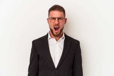 Beyaz arka planda izole genç beyaz adam çığlık çok kızgın ve agresif.
