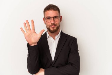 Beyaz arka planda izole edilmiş beyaz bir beyaz iş adamı gülümseyerek beş numarayı parmaklarıyla gösteriyor..