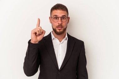 Beyaz arka planda izole genç beyaz iş adamı bazı büyük bir fikir, yaratıcılık kavramı var.