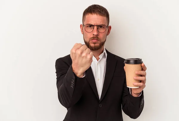 Junger Kaukasischer Geschäftsmann Hält Kaffee Zum Mitnehmen Isoliert Auf Weißem — Stockfoto