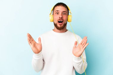 Mavi arka planda müzik dinleyen beyaz bir adam şaşırmış ve şok olmuştu..