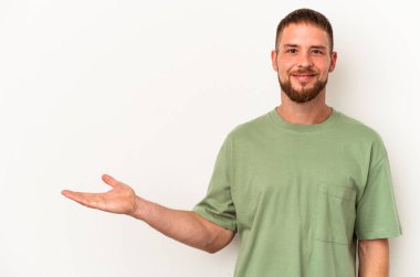 Beyaz arka planda izole edilmiş beyaz tenli genç beyaz adam bir avuç içinde fotokopi alanı ve belinde başka bir el tutuyor..