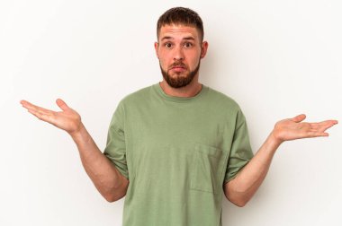 Diastema 'lı genç beyaz arka planda izole edilmiş şüpheli ve sorgulama sırasında omuz silkiyor..